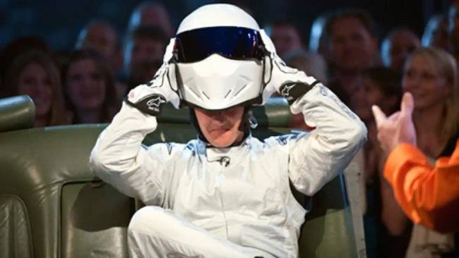 Ezen a képen pedig Ben Collins, az előző Stig leleplezése látható. A Top Gear kétszer is megpróbálta beperelni, amiért egy élő közönség előtt történő forgatás során levette magáról a sisakot.