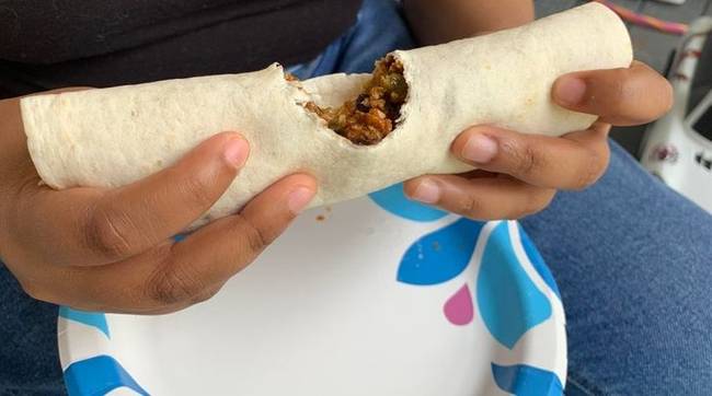 „Így eszi a feleségem a burritót."