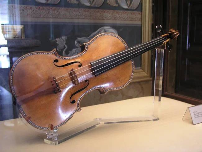 Stradivari-hegedű a Madridi Királyi Palota gyűjteményéből.