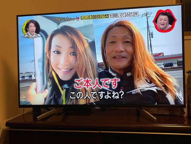 A japán újságírók vizsgálódni kezdtek, és kiderítették, hogy a csinos motoros lány valójában egy férfi.