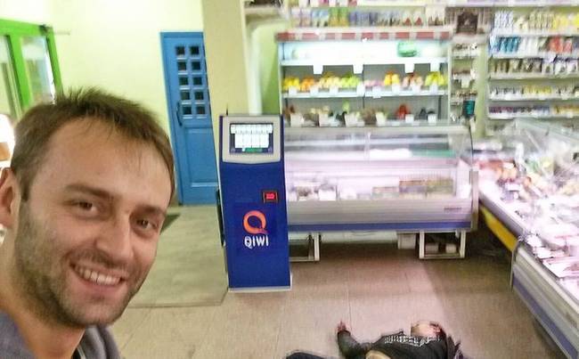 „Néhány napja megbotlottam egy üzletben és eszméletemet vesztettem, amikor beütöttem a fejemet a húspult sarkába. A barátom közben készített néhány szelfit velem a háttérben."