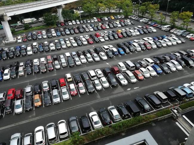 A japán emberek megszokásból tolatva parkolnak.