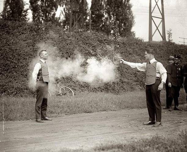 Golyóálló mellény tesztelése 1923-ban.