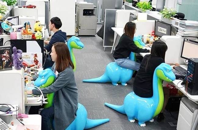 Unalmas forgószék? Miért, ha dolgozhatsz dinoszaurusz háton is munka közben?!