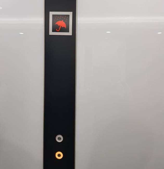 Sok japán épület liftjében egy kis esernyő ikon jelzi, ha esik kint az eső, így az emberek még időben vissza tudnak szaladni az esernyőjükért.