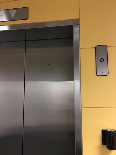 Lyuk a liftek ajtaján