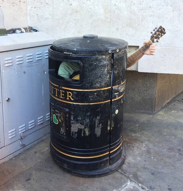 „Láttam ma egy srácot, aki egy szemetesben ülve gitározott."