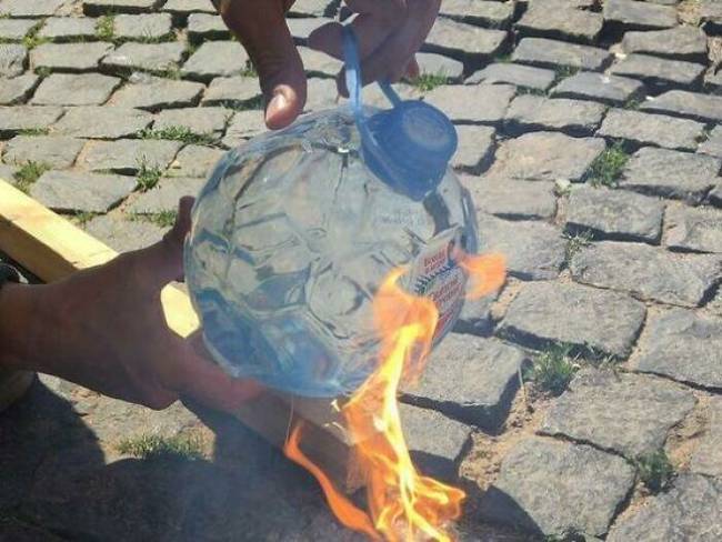 A gömb alakú vizespalack olyan, akár egy nagyító, ezért nemcsak szomjoltásra, de tűzgyújtásra is kiváló.