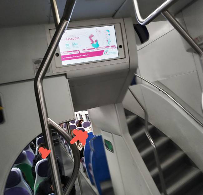 Ennek a képernyőnek azt kellene mutatnia, hogy milyen állomás érkezik és merre jár a vonat, de ehelyett rendszeres időközönként reklámok futnak rajta.