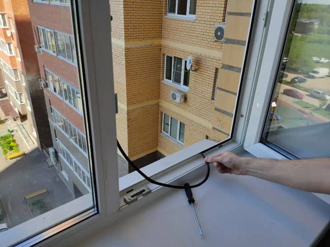 Megtanultam, hogyan kell a szúnyoghálót (keret nélkülit) bármilyen műanyag ablakra felfeszíteni. Csavarok és ragasztó nélkül.