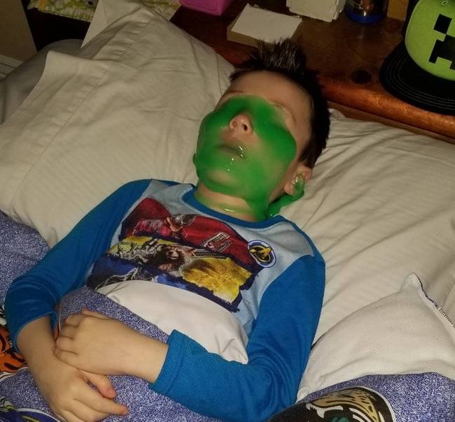 „A feleségem és én moziba mentünk. Mire hazaértünk, a fiúnk így aludt...”