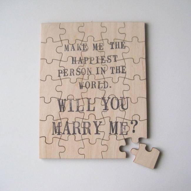 Puzzle játék közben. Vajon mikor esett le a lánynak?