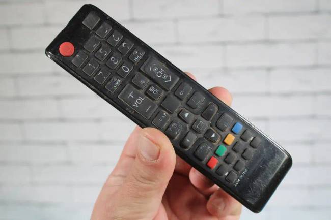 Egy tévészerelő elárulta, mit kell tenni, ha rosszul kezd működni a távirányító – még egy nagymama is meg tudja javítani