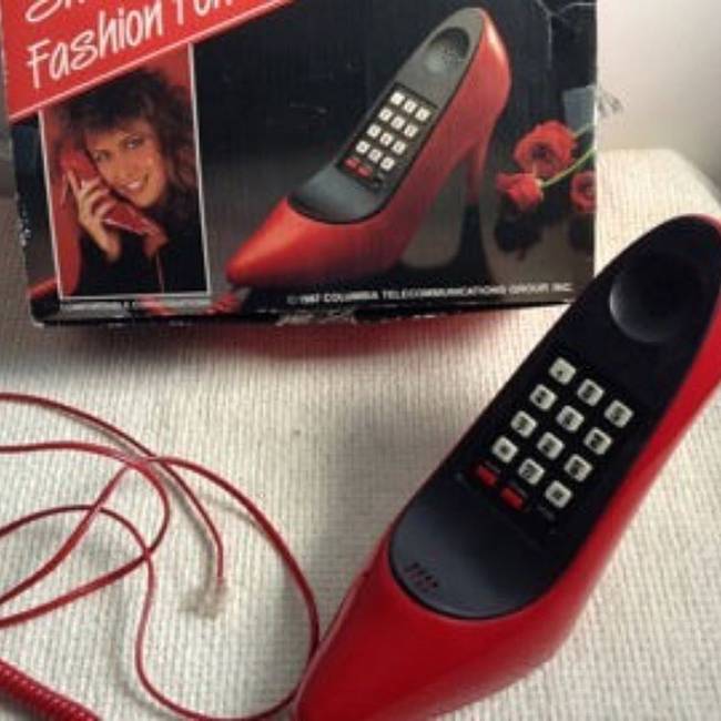 Magassarkú-inspirálta vezetékes telefon.