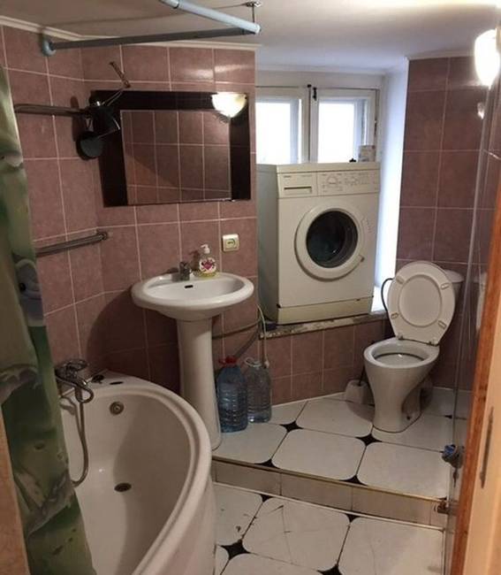 Miért néznél ki az ablakon, ha nézheted a mosógép dobjában forgó ruhákat is a WC-n ülve?