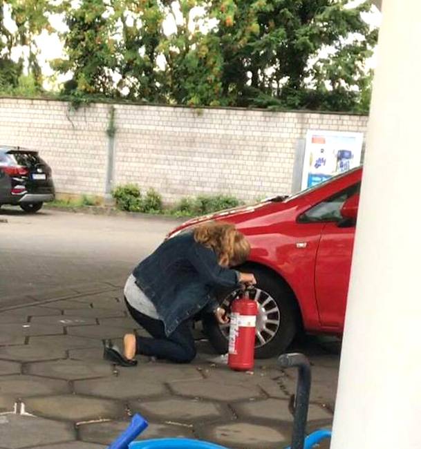 Úgy döntött, hogy most az egyszer magának fújja fel a kerekeit. Rossz ötlet volt.