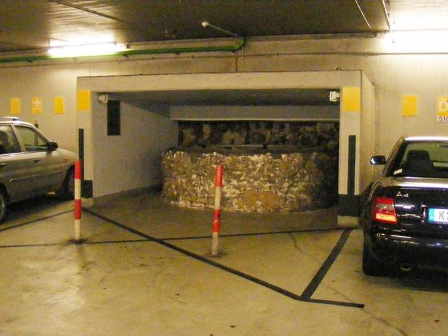 A németországi Kölnben egy ősi római kút található az egyik földalatti parkolóban.