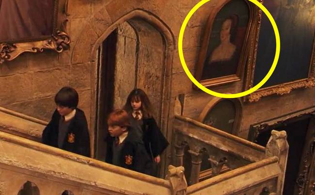 A Harry Potter és a Titkok Kamrája című filmben a Roxfort falán lógó festmények közt egy valóságban is létező személy portréját is megfigyelhetjük: ez a nő a képen Boleyn Anna, VIII. Henrik második felesége, aki 1532-től Pembroke márkinője, 1533 és 1536 között pedig angol királyné volt.