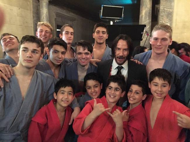 A John Wick 3 forgatása után Keanu Reeves ott maradt a helyszínen, hogy fotózkodjon a filmben szereplő srácokkal.