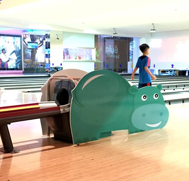 Szinte látom magam előtt, ahogy gurulnak kifelé a bowling-golyók a víziló seggéből.