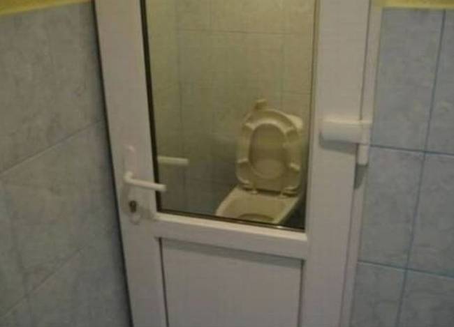 Egy WC azoknak, akiknek nincs rejtegetnivalójuk mások előtt.
