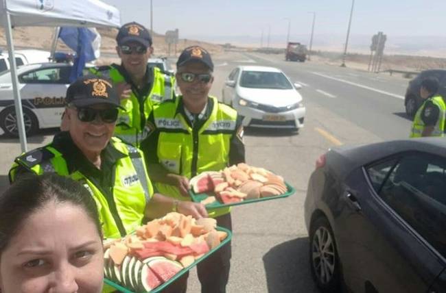 Izraelben ha a hőmérséklet magasabb, mint 40 °C, akkor a rendőrök igazoltatás közben jéghideg dinnyével kínálják az autósokat.