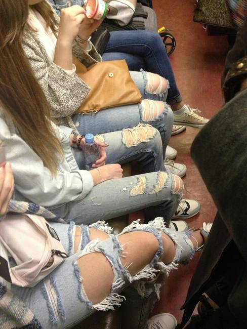 Egy elhasznált farmer életútja látható ennek a négy lánynak a lábain.