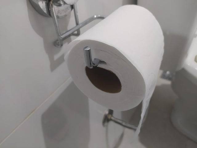 „Ha azt hitted volna, hogy egy vécépapír cserét nem lehet elrontani, nos akkor hadd mutassam be neked a gyermekem munkáját...”