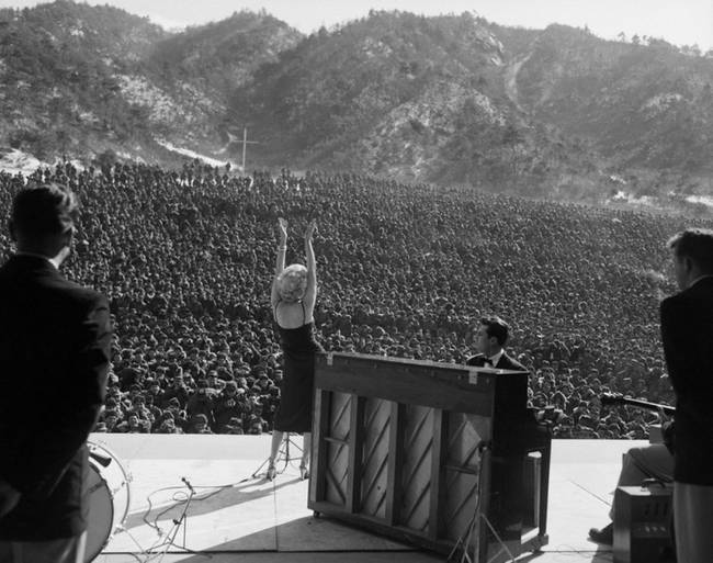 Marilyn Monroe, amint koreai katonák ezrei előtt lép fel 1954. február 11-én.