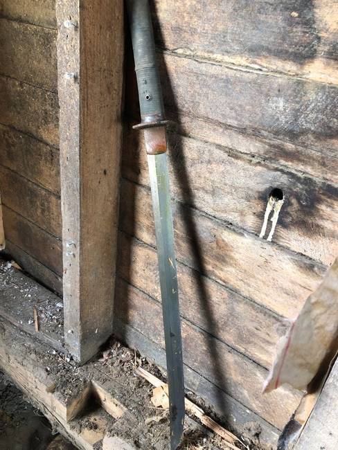 Felújítás közben egy ilyen vasdarabot találtak a falban. Kiderült róla, hogy egy japán katana kard.
