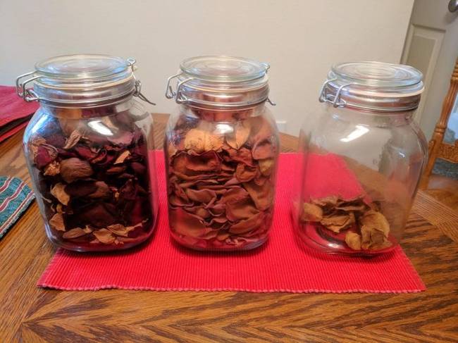 „A feleségem kiszárította és eltette a virágszirmokat a virágokról, amiket az ismerkedésünk során, az eljegyzésünkkor, és a házasságunk óta kapott tőlem."