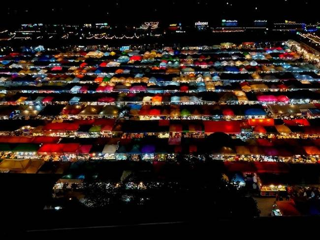 Éjszakai piac Bangkokban.