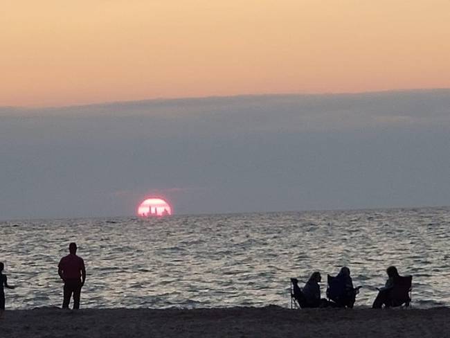 Chicago felhőkarcolói 80 kilométer távolságból is láthatók a naplementében az Indiana Dunes Nemzeti Parkból.