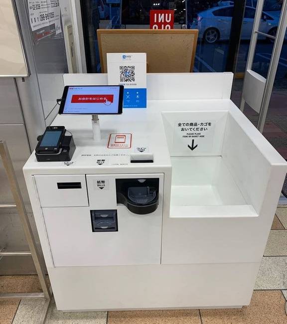 Ebben az üzletben van egy gép, ami automatikusan kiszámolja a vásárlások összegét, amint a vásárlók elhelyezik a kosarat az előre kijelölt speciális területen.