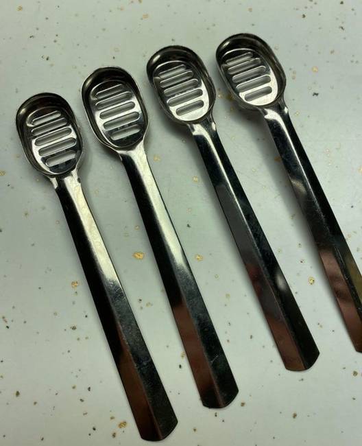 „Ezek az evőeszközök akkorák, mint egy teáskanál. A hátoldalukon a Stainless Steel, Made in Japan felirat olvasható. Semmi más nincs rajtuk."