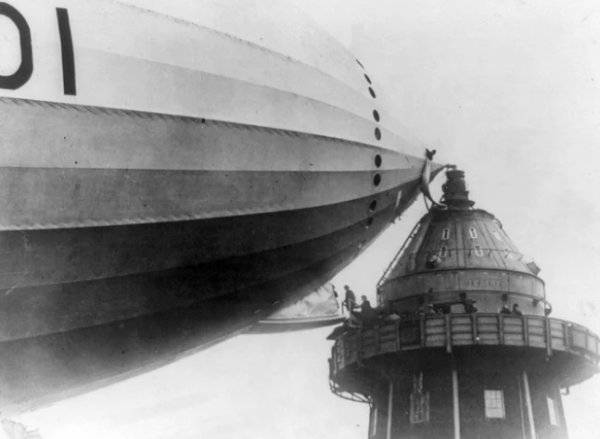 Így szálltak be az emberek a léghajókba az 1920-as években.