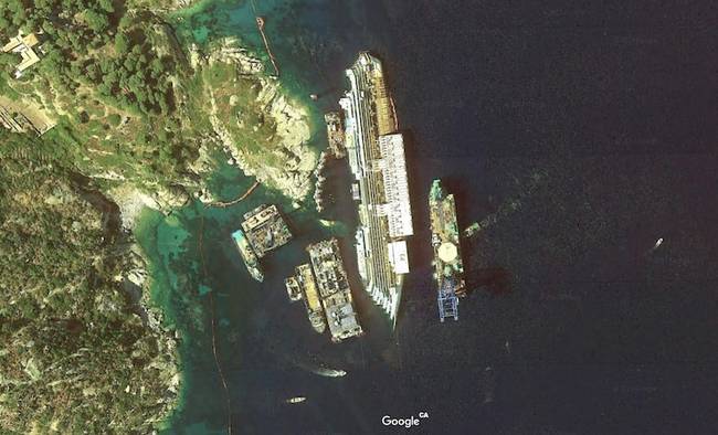 A zátonyra futott Costa Concordia roncsa a Google Earth felvételein.