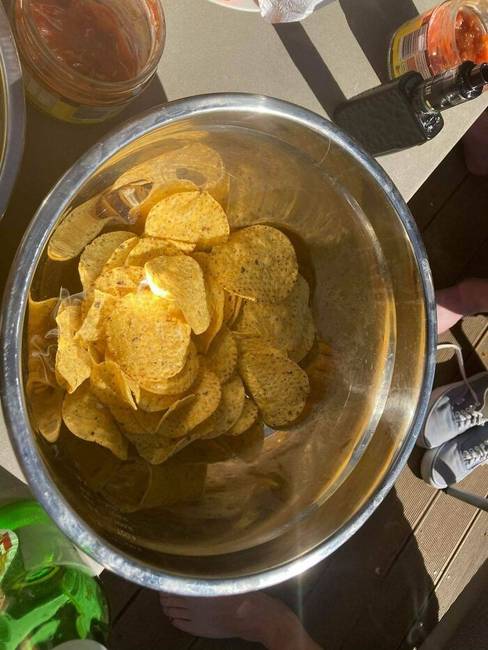 A fémtál oldaláról visszaverődő napfény felgyújtotta benne a chipset.