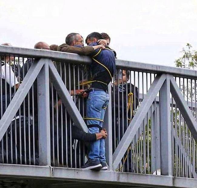 A srác le akart ugrani a hídról, de több idegen is átölelte és szóval tartotta őt, amíg megérkezett a mentőcsapat.