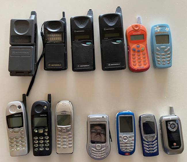 „Anya küldött nekem egy fényképet a családi múzeumunkból - ezek voltak a régi mobiltelefonjaink."