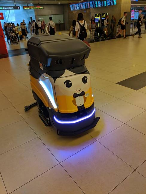 Az automatikus robotok folyamatosan tisztítják a padlót a nyilvános helyeken.
