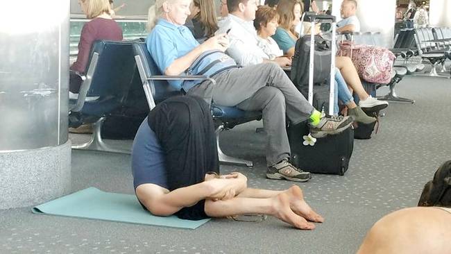 Ha sokat kell várnod a gépre, akkor az egy remek lehetőség arra, hogy edzéssel vagy jógázással üsd el az időt.