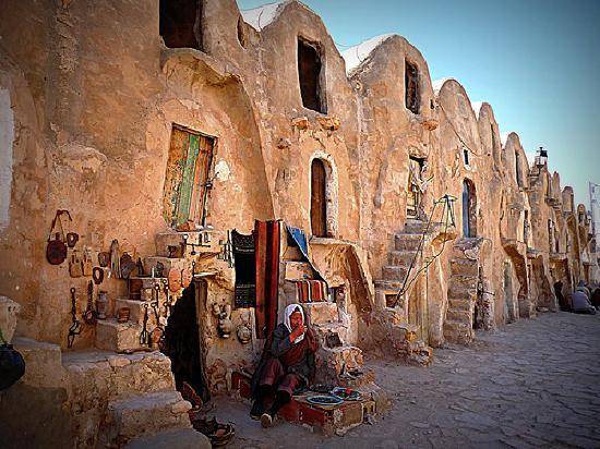 A Tatooine bolygó megformálásához használt épületek közül sok még most is Tunéziában áll. Néhányban ráadásul még mind a mai napig laknak is.
