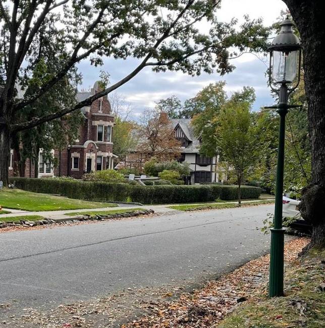 „A lakónegyedben, ahol élek, továbbra is gázlámpákat használnak a közvilágításhoz. South Orange, New Jersey"