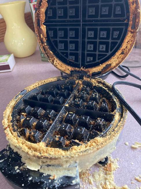 „Egy barátom látogatóba jött, és úgy döntött, hogy gofrit készít, de megfeledkezett róla, és szétégette. A gofrisütő takarítását persze rám hagyta. A képen látható állapotot félóra súrolás után sikerült elérnem.''