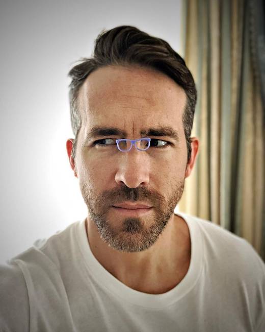Ryan Reynolds és az ő aprócska szemüvege, amiért 19 ezer dollárt fizetett, hogy végre ő is trendi lehessen.