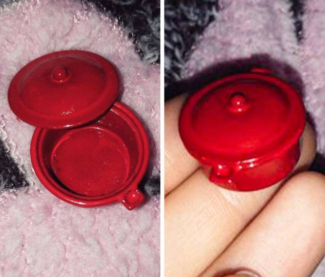 „Az anyám vásárolt egy serpenyőt az eBay-en. Szép piros volt, nekem is tetszett. Aztán ezt a gyűszűnyi méretű valamit kaptuk helyette."