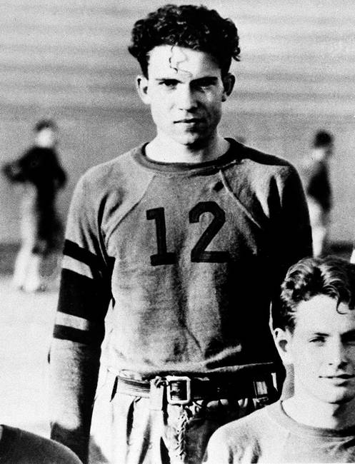 Richard Nixon a középiskolai focicsapatban, 1930 környékén.