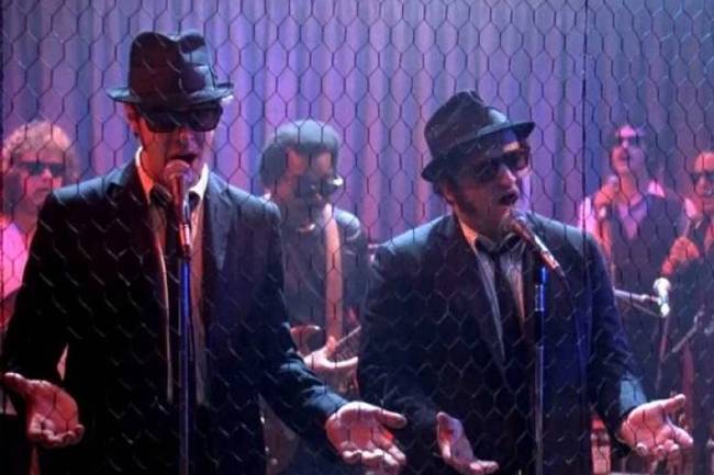 A Blues Brothers (1980) forgatása közben John Belushi kokainfüggősége olyan súlyos volt, hogy az Universal Studios azt is beleszámolta a film költségvetésébe.