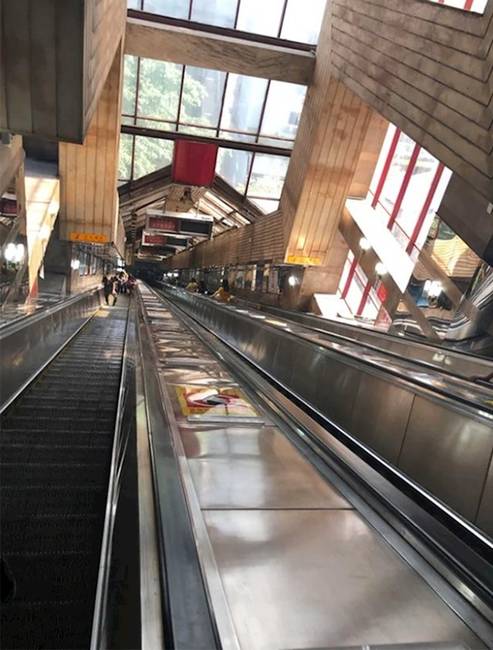 Néhány metróállomás nagyon mély. Ennél a mozgólépcsőnél például másfél percig tart egy utazás.
